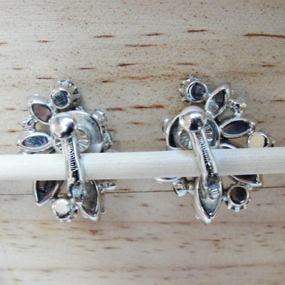 1950's Vendome Clip-On Earrings - Picture 2 of 6